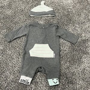 Unisex newborn/3 month bodysuit with matching hat